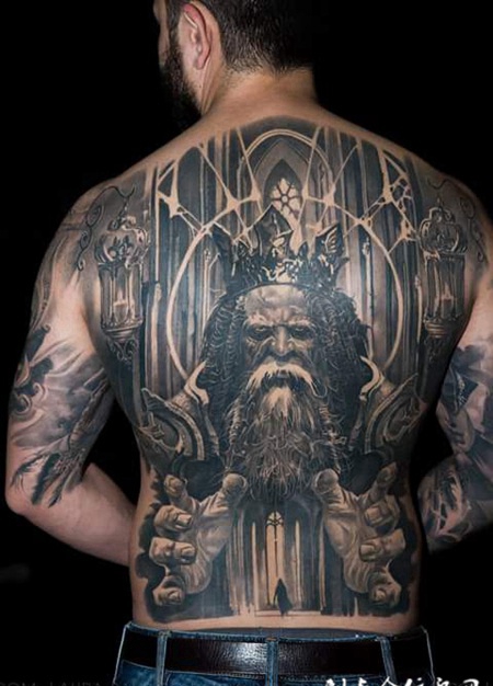 只手遮天，满背诡异主教肖像纹身
