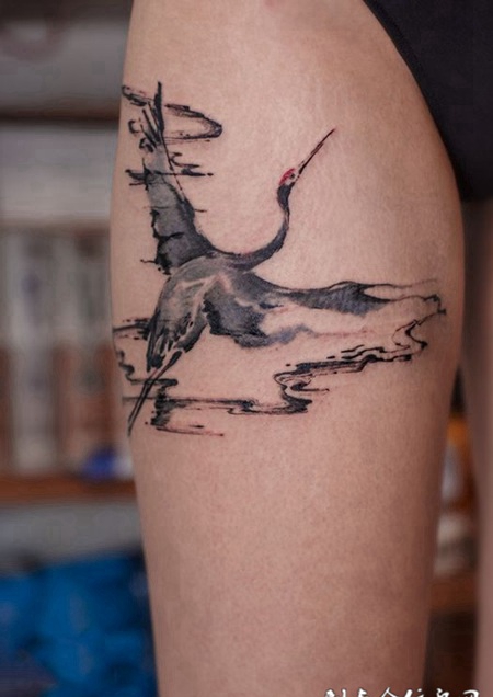 片云盘鹤影，大腿水墨仙鹤意境纹身
