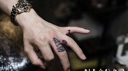 随梦航行，手指帆船宝石个性纹身