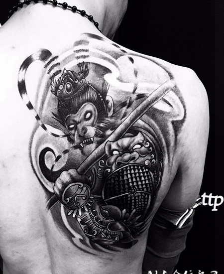 猴性不改，后背齐天大圣帅气纹身