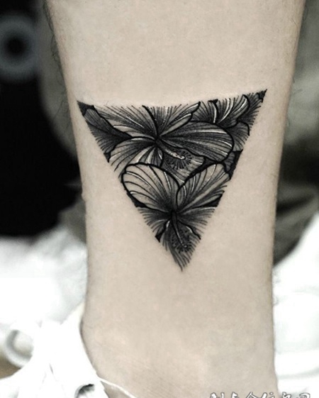 自然清新，小腿花蕊三角形清新纹身