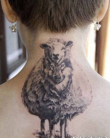 披着羊皮的狼，后颈恶狼创意纹身图案