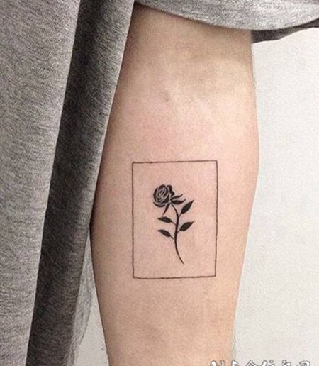 爱得简简单单，手臂玫瑰图腾个性纹身