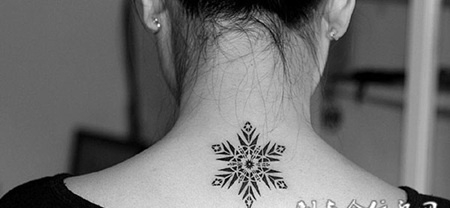 寒雪傲繁花，后颈部雪花图腾纹身