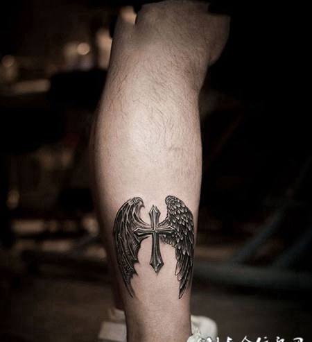 信仰的升华，小腿十字架翅膀个性纹身