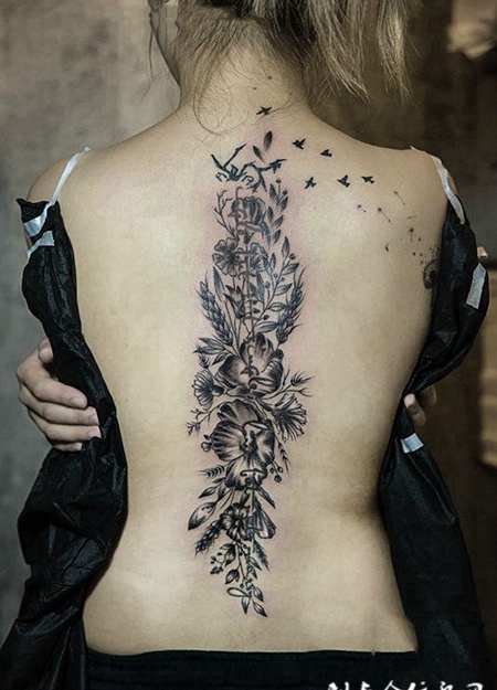花开永不败，后背脊椎繁花纹身图案