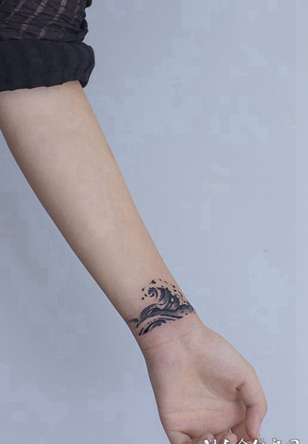 风啸浪涌，手腕浪花创意纹身