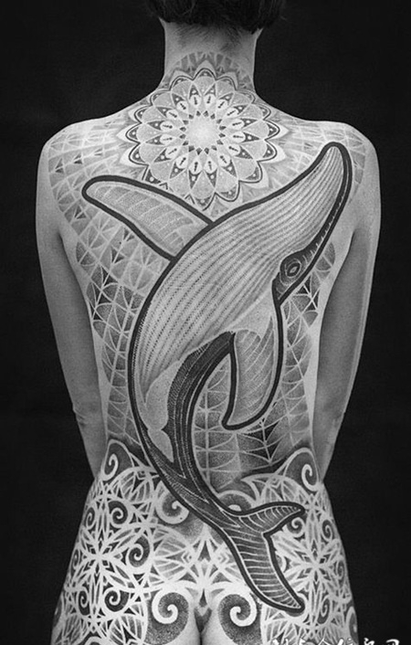 梦幻飞跃，满背鲸鱼创意纹身