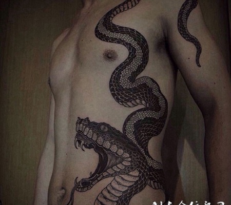 灵蛇吐信，腰部黑色长蛇个性纹身