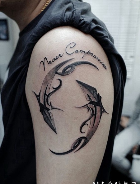 菱角毕现，手臂几何双鱼英文纹身