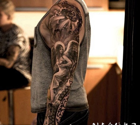 天空中的天使，唯美黑灰天使花臂纹身