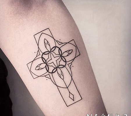 简单线条勾勒唯美图案，手臂十字架个性纹身
