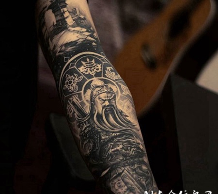 义无反顾，黑灰霸气的关二爷花臂纹身