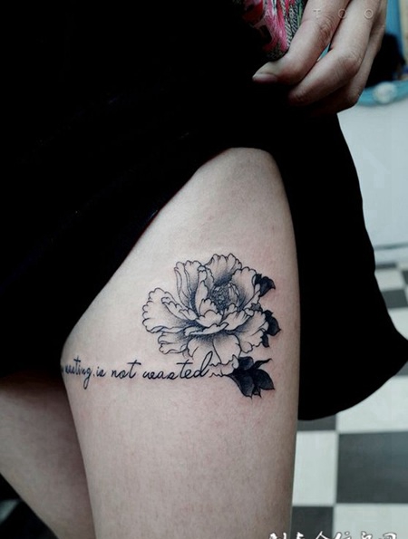 高贵典雅，大腿牡丹英文小清新纹身