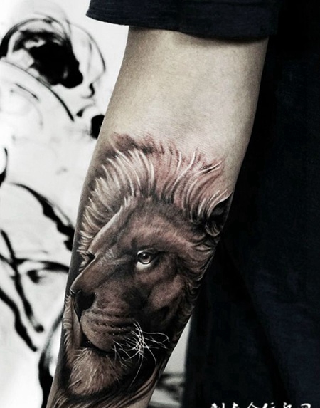草原上的王者，手臂写实狮子王纹身图案