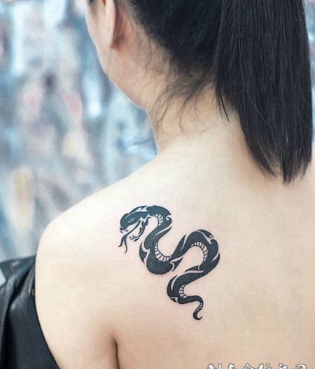 腾蛇乘雾，后背蛇图腾个性纹身图案