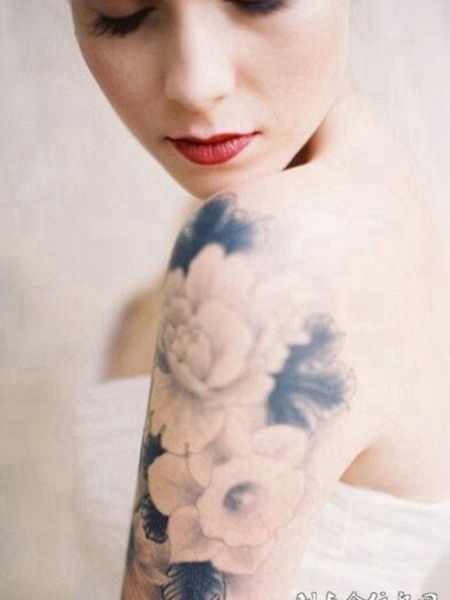 陌上花开，美女手臂牡丹花唯美纹身