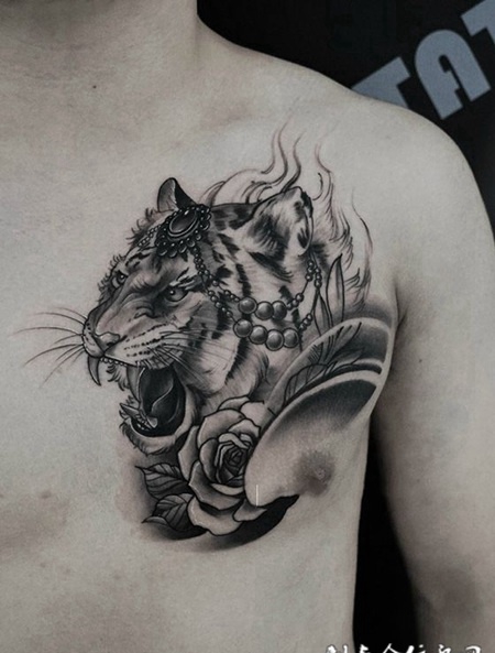 心有猛虎，胸口虎头玫瑰霸气纹身
