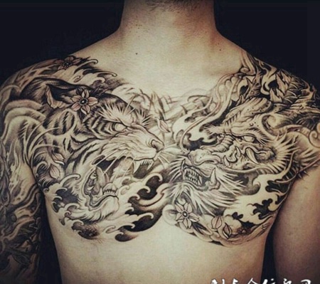 巅峰对决，霸气半甲龙虎斗纹身图案
