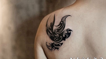 似曾相识燕归来，肩膀燕子图腾纹身