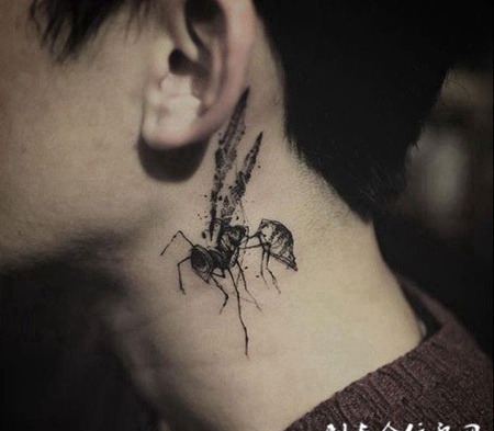 黄蜂尾后针，颈部泼墨黄蜂个性纹身