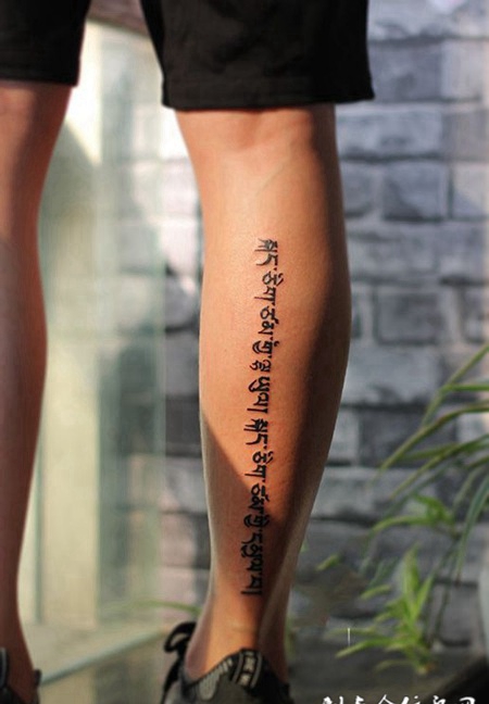 不一样的风情，小腿藏文个性纹身