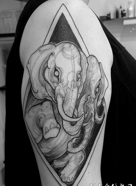 简洁优雅，手臂线条素描大象纹身