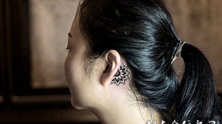 聆听岁月的痕迹，颈部彼岸花图腾纹身