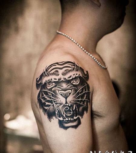 虎啸阵阵，手臂虎头霸气纹身