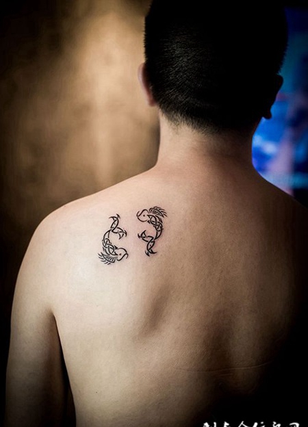 抽象主义，后背双鱼图腾纹身图案