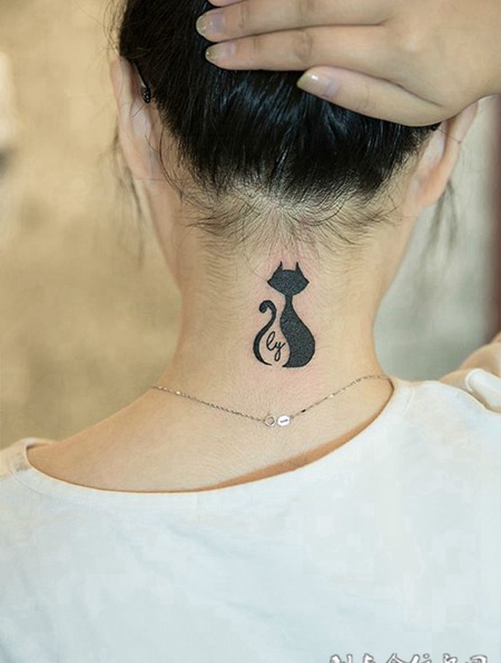 娇贵小精灵，后颈部猫咪图腾纹身图案