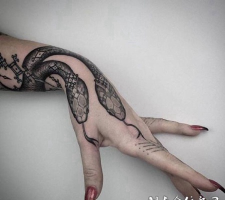 玩弄股掌之间，手腕双头蛇个性纹身