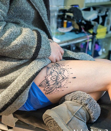 点缀美丽，美女大腿彼岸花纹身图案