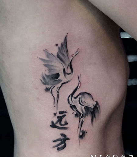 梦想在远方，水墨风腰部丹顶鹤汉字纹身