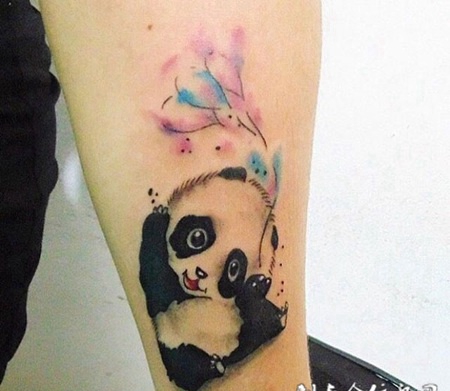 卖萌吉祥物，手臂卡通熊猫可爱纹身