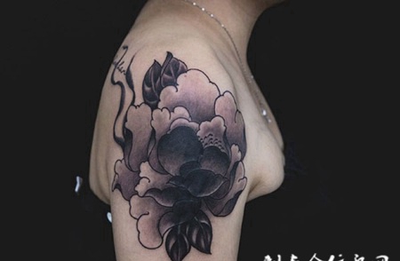 傲视群芳，手臂淡雅黑牡丹纹身