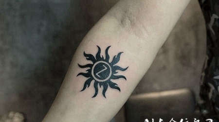 太阳的烈焰，手臂太阳图腾纹身