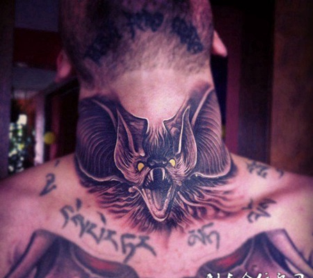 怒之咆哮，颈部蝙蝠个性纹身