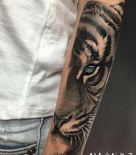 王者的注视，手臂半面虎头写实纹身图案