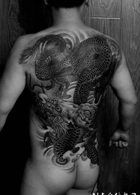 蛟龙舞青云，满背盘龙大气纹身