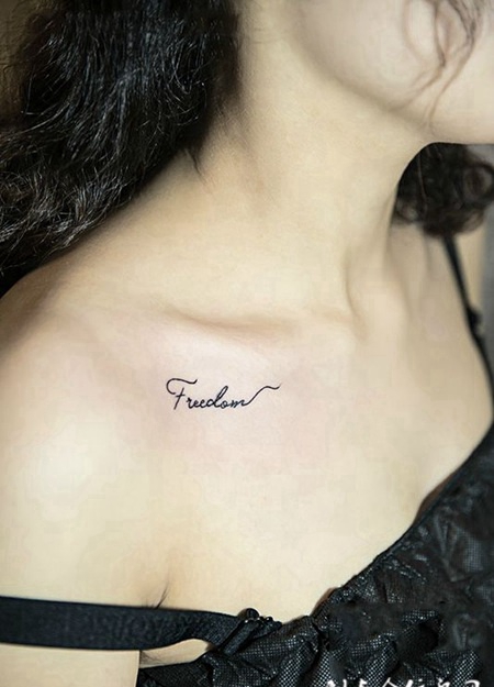 清新英文控，锁骨简洁英文纹身图案