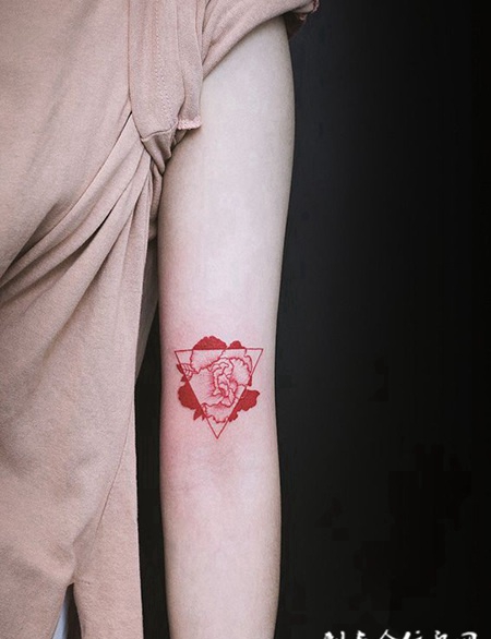 淡淡花香，几何图案牡丹花个性纹身