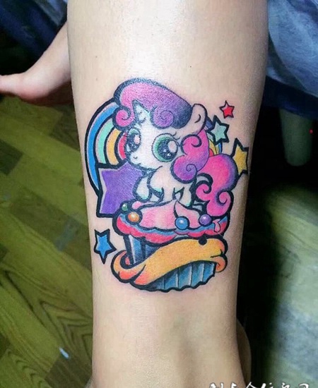 童真童趣，小腿卡通彩虹小马纹身图案