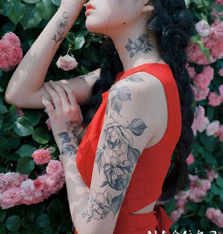 花开的季节，美女手臂鲜花纹身