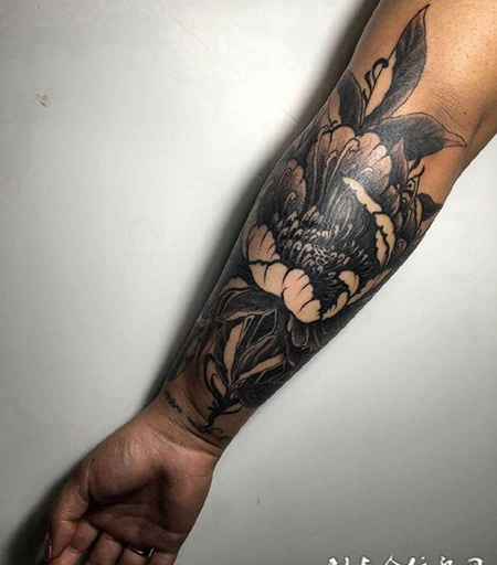 牡丹盛放，手臂写实风格牡丹花蕊纹身