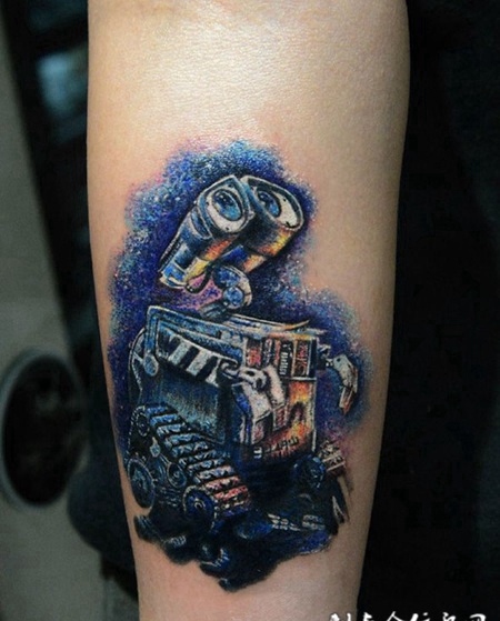 仰望天空的机器人瓦力，手臂卡通机器人彩绘纹身