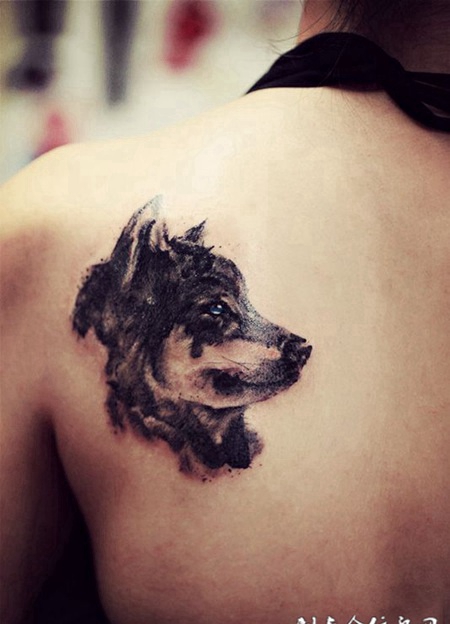 没有捕捉不到的猎物，后背狼头个性纹身