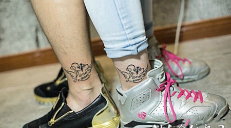 属于两个人的印记，情侣腿部十字架英文纹身