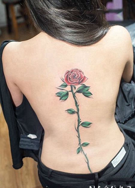 花香满背，后背脊椎玫瑰花纹身图案