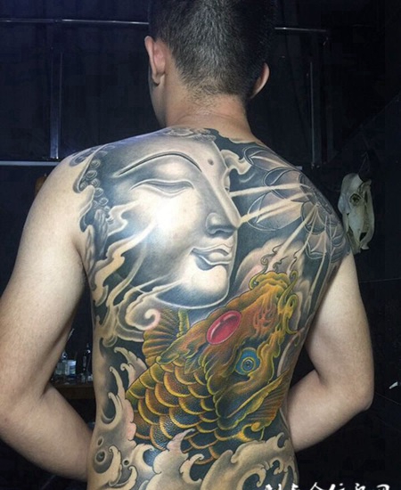 佛之清净，满背鲤鱼佛像莲花纹身